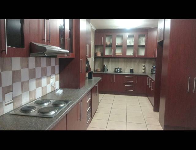 8 BEDROOM HOUSE FOR SALE IN VANES ESTATE